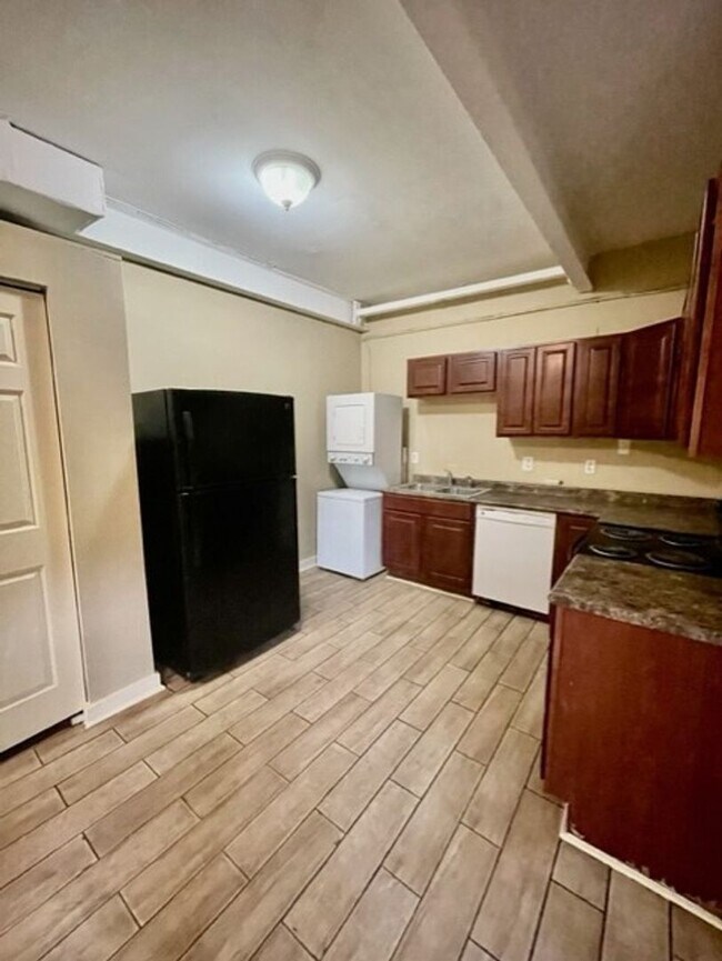 Building Photo - Adorable 2 Bedroom 1 Bath Apartment.Located in the Cotswold Area