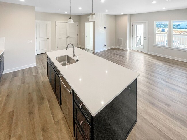 Foto del edificio - $200 OFF FIRST MONTH'S RENT! Luxury 2 Bedr...
