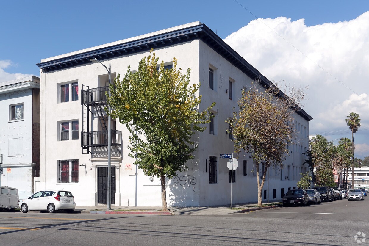 Foto principal - 2401 James M Wood Blvd