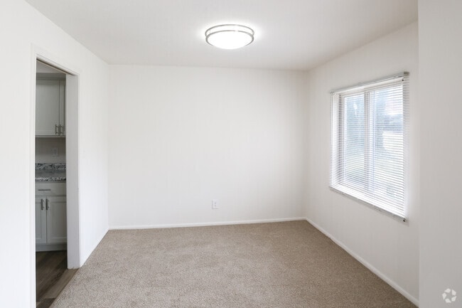 1BR, 1BA - 800SF - Dining Room - Village at Mayfield