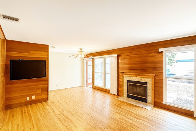 Foto del edificio - 11043 Babbitt Ave