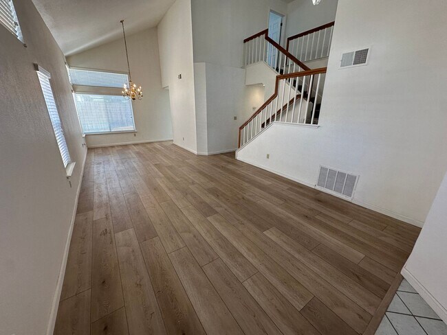 Building Photo - Beautiful 4 Bedroom, 2.5 Bath Tracy Home