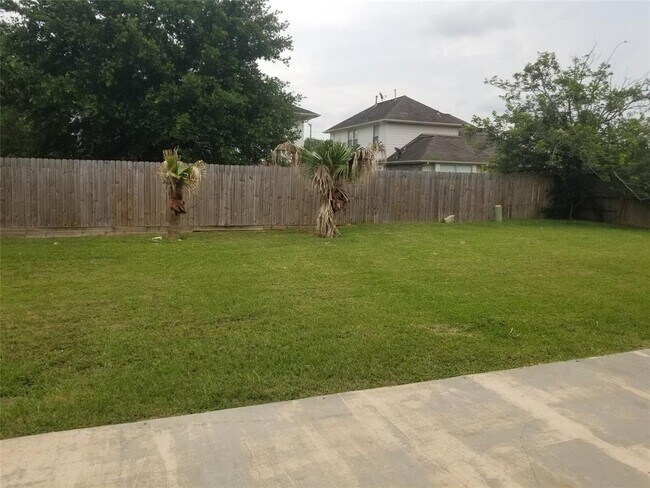 Building Photo - 5118 Littleneviss Dr