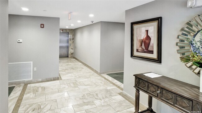 Building Photo - 400 Carney St