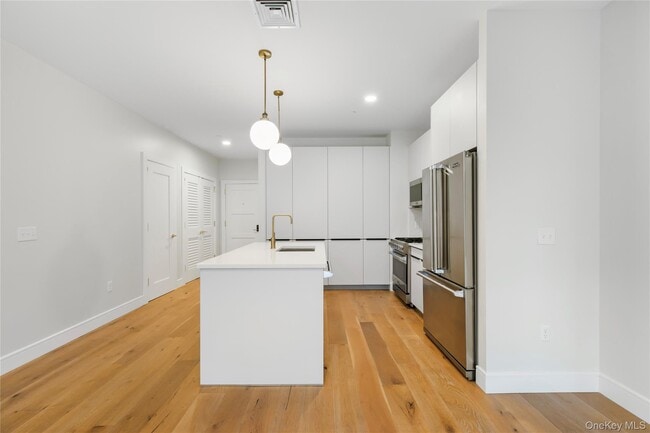 Foto del edificio - 695 Merrick Ave