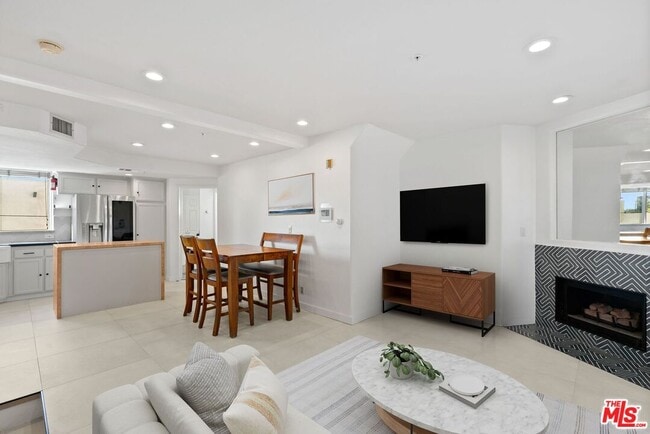 Building Photo - 3854 Beethoven St