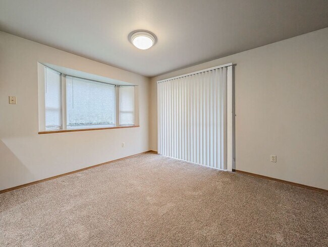 Foto del edificio - 3 bed, 2 bath Ramber with 2 Car Garage & Fenced yard!