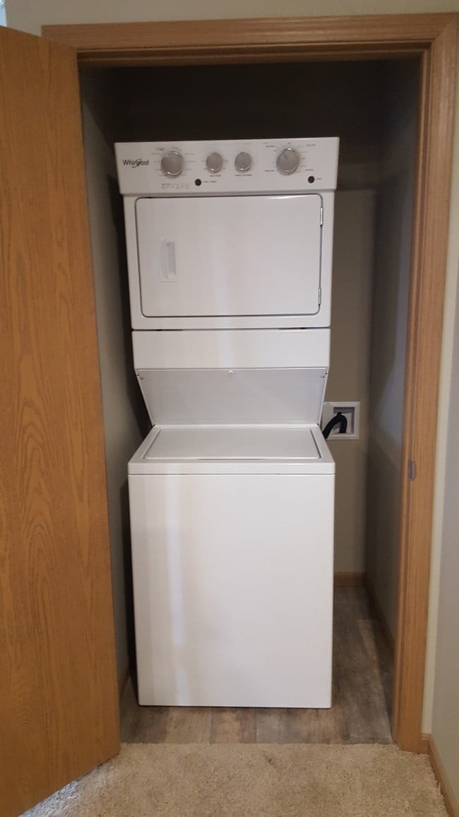 Building Photo - Mainstreeter Apartment Homes