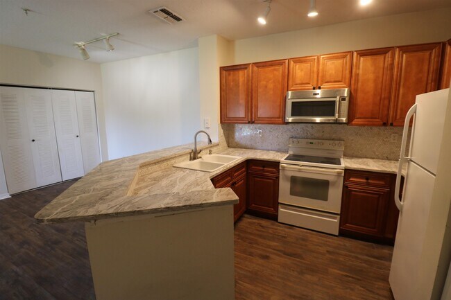 Building Photo - 625 Fairway Dr