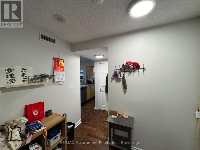 Building Photo - 270 Wellington St W