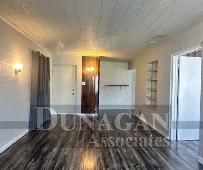 Building Photo - 207 1/2 N. Alameda