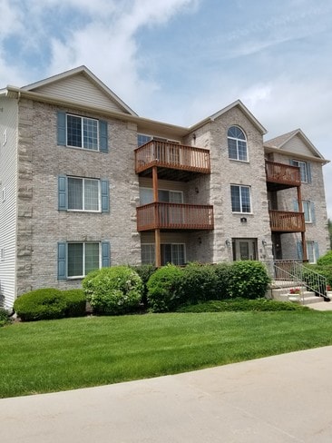 Building Photo - 3031 Holiday Ct