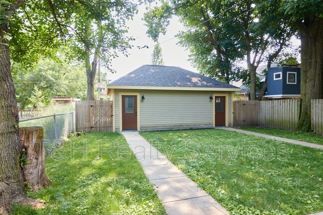 Building Photo - 721 Woodruff Pl E Dr