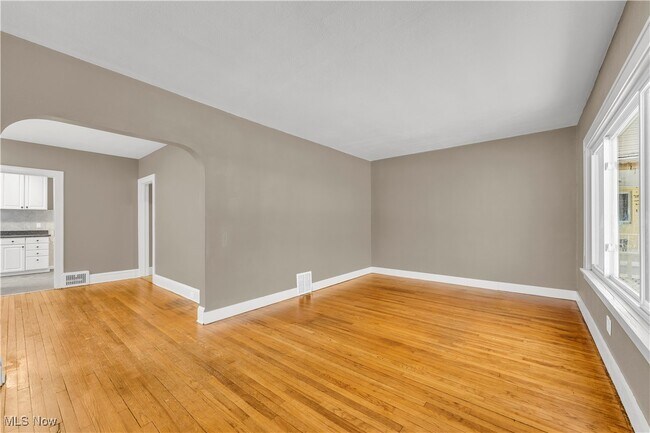 Foto del edificio - 10403 Russell Ave