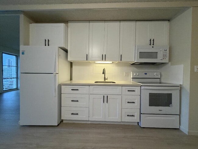 Building Photo - To register for the showing time below, note the 4 digit code: 4251 and click "APPLY NOW."(mobile...