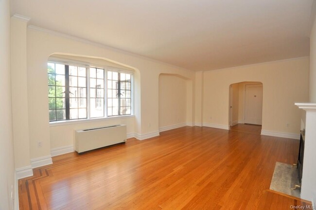 Building Photo - 155 Garth Rd