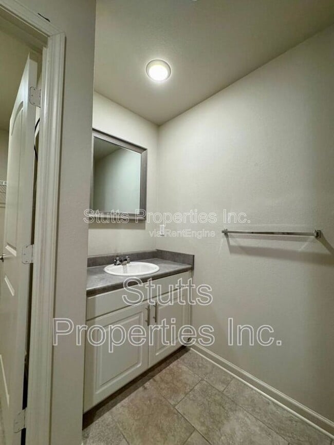 Building Photo - 200 Spindle Ct