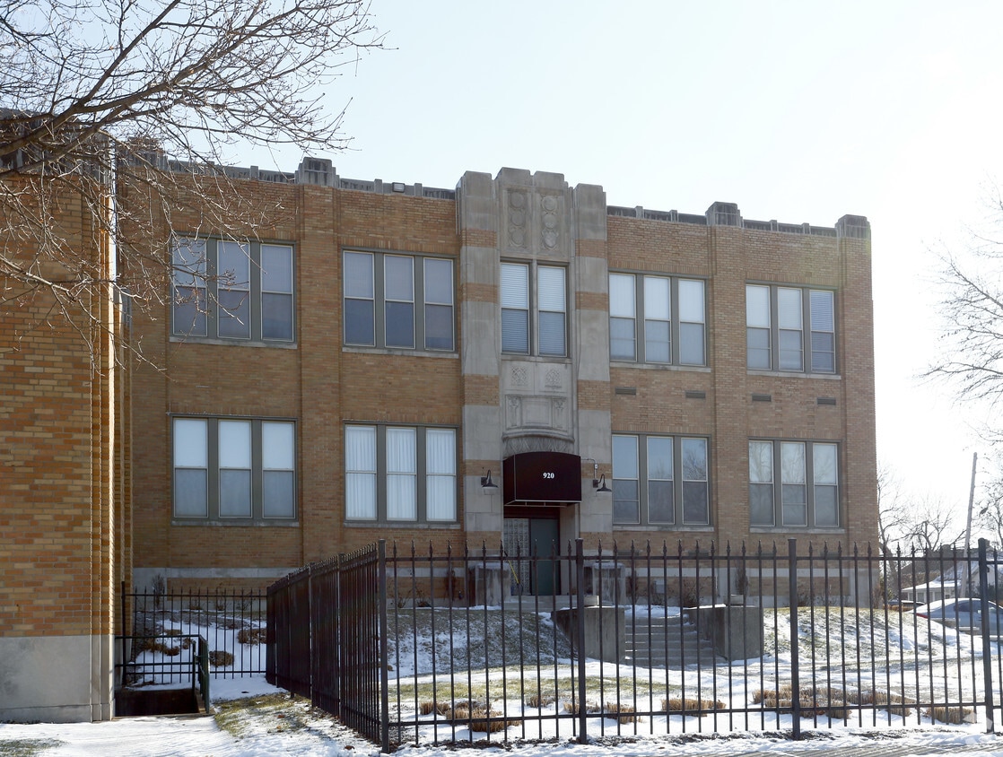 Building Photo - 920 E 62nd St