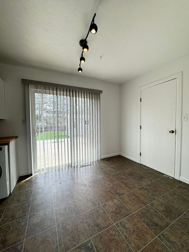 Building Photo - Charming Updated 3bd, 1bath Home In SW Lov...