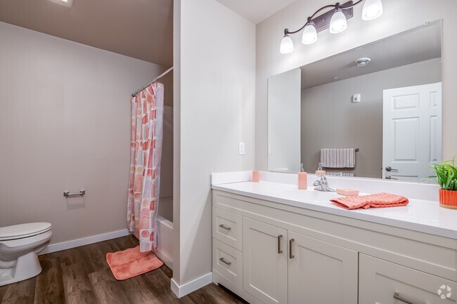 2 habitaciones, 1 baño - 825 pies cuadrados - Baño - Friar House Flats