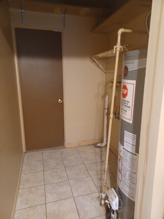 hallway from kitchen to bathroom - 464 Treeside Dr