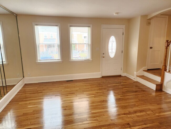 Building Photo - Welcome to this charming 3-bedroom, 1.5-ba...