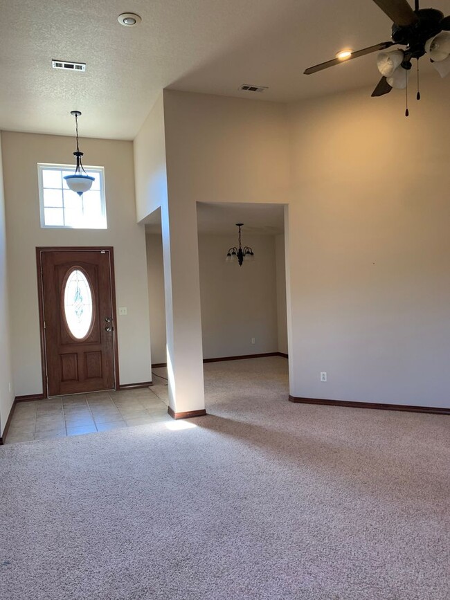 Building Photo - COMING SOON: BEAUTIFUL 3 BEDROOM / 2 BATHR...