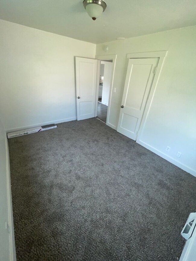 Building Photo - Spacious 3BD/1BA