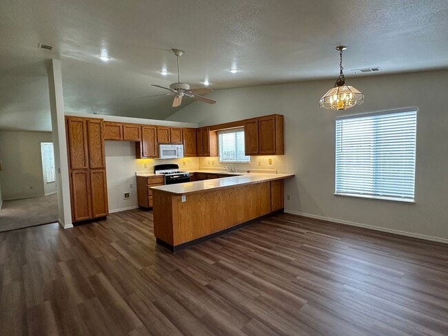 Foto del edificio - 4 BED 2 BATH HOME IN THE RAVENWOOD SUBDIVISION