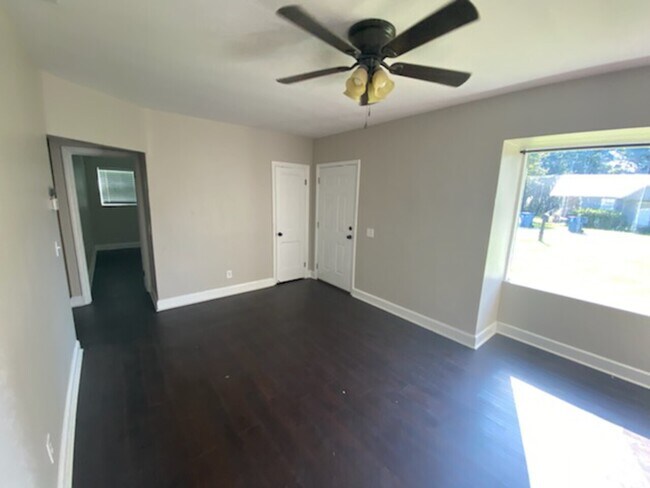 Foto del edificio - 705 Bay St.