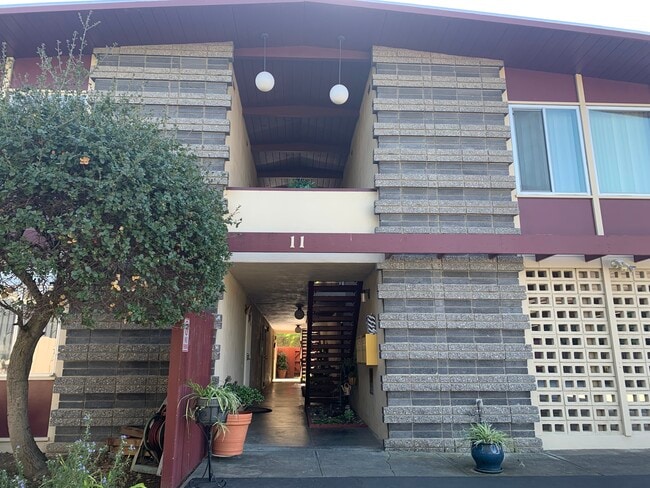 Building Photo - 11 Garden Ct