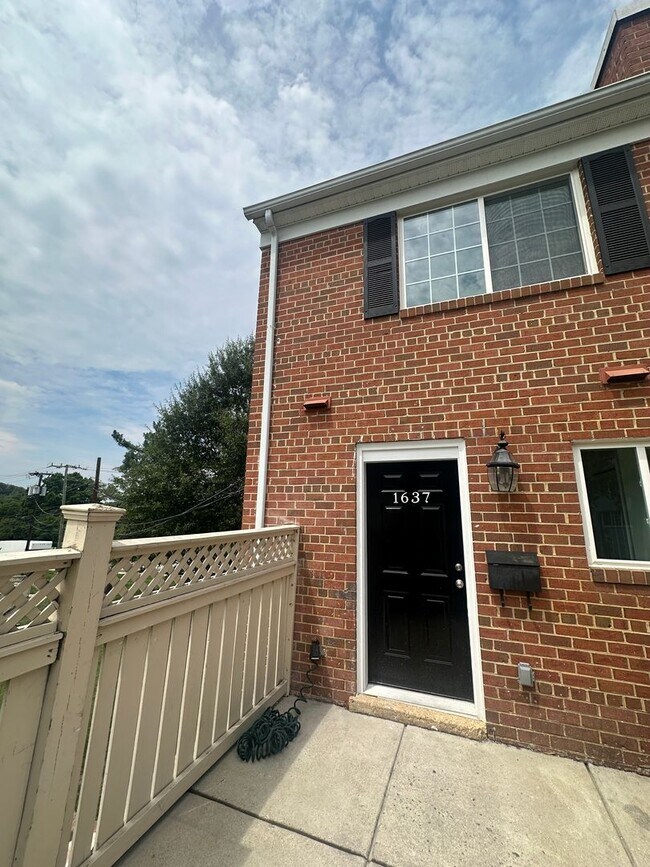 Foto del edificio - 1637 N Van Dorn St