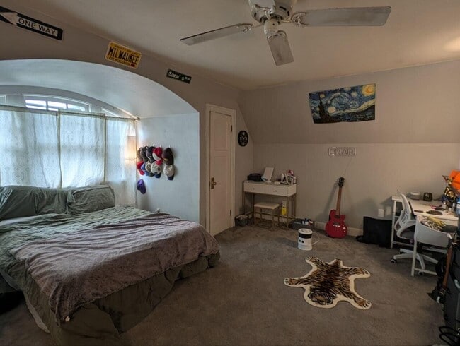 Building Photo - 3040 N Farwell Ave