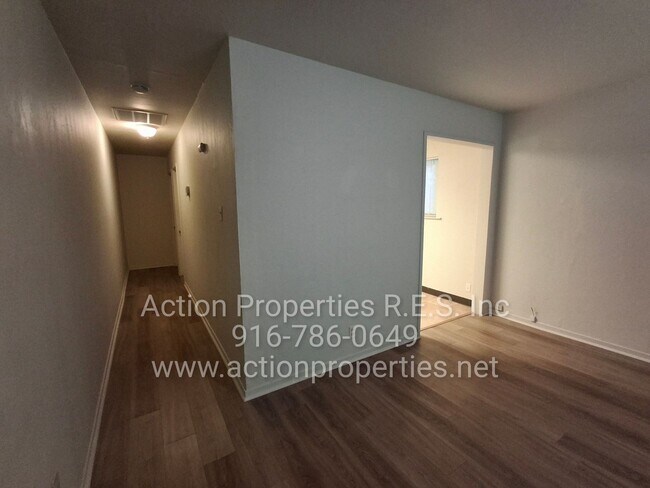 Foto del edificio - Central Roseville -Duplex 1 Bed, 1 Bath Duplex Large Fenced Yard, Gardener Included - No Laundry ...