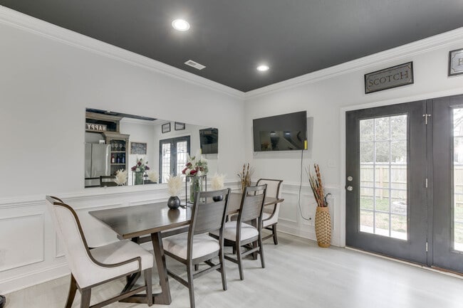 Building Photo - 377 Leeland Ave