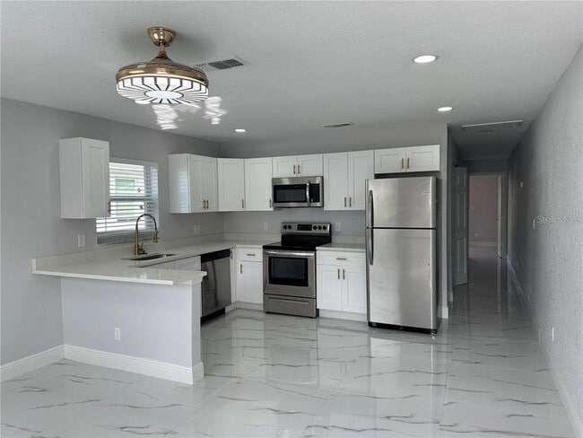 Foto del edificio - 7813 Lakeshore Dr