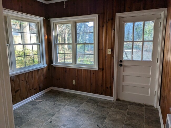 breakfast rm - 184 Garden Ln