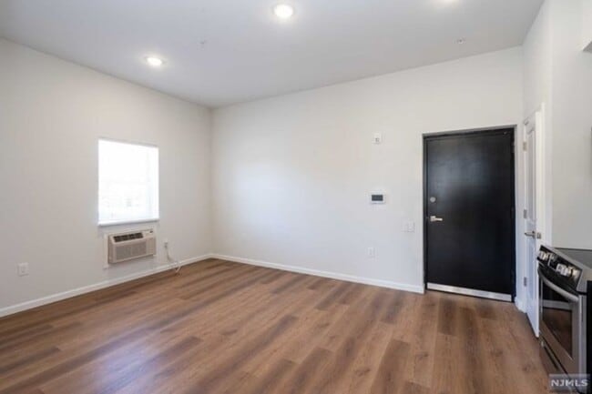 Building Photo - 72 Burroughs Pl