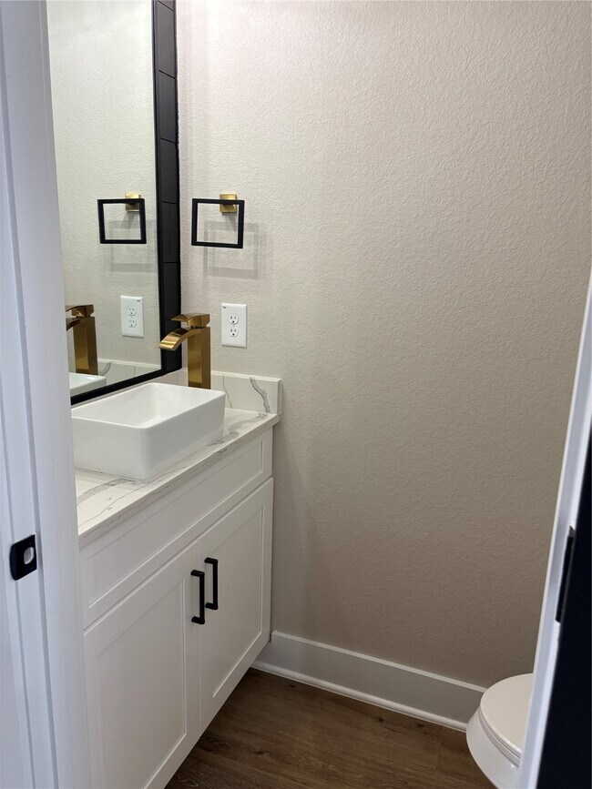 Foto del edificio - 2105 Esther Dr