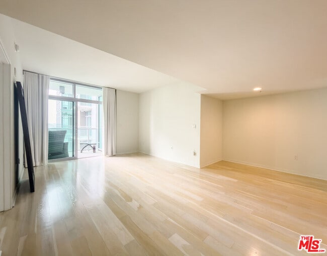 Building Photo - 13700 Marina Pointe Dr