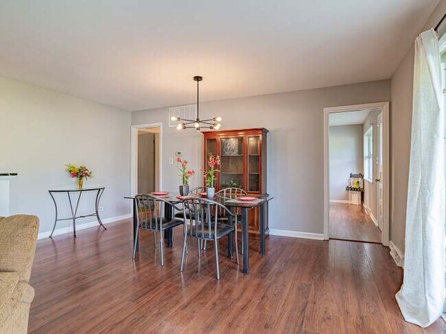 Foto del edificio - 57 Forest Ln