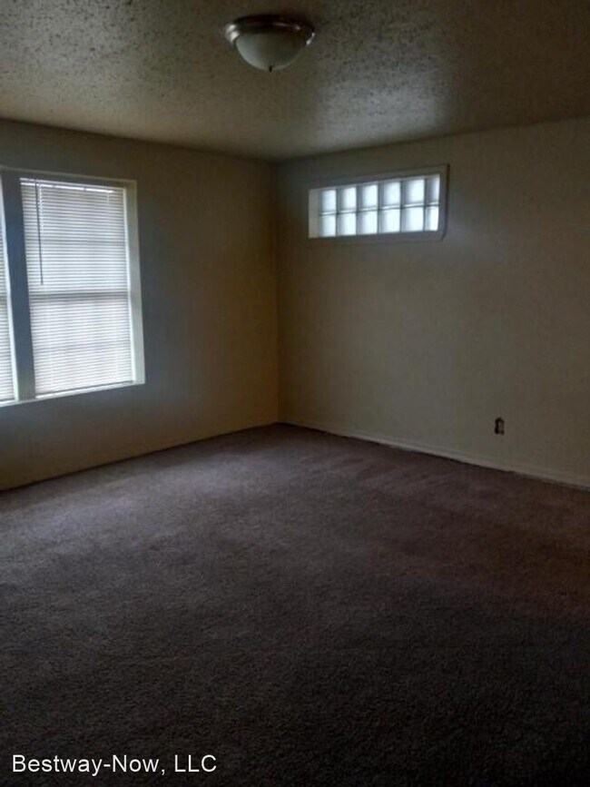 Foto del edificio - 1 br, 1 bath House - 705 NE 35th Street