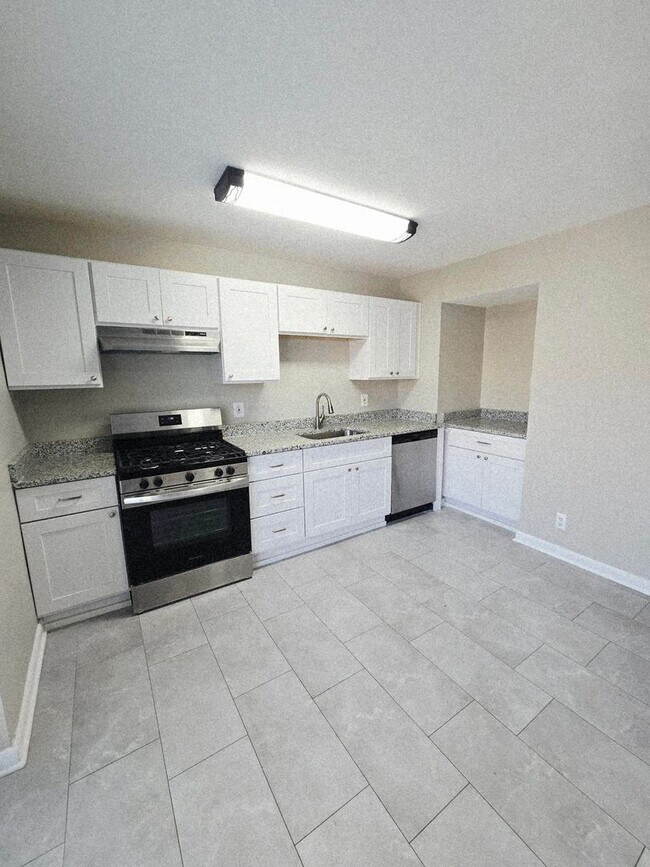 Foto del edificio - Newly Renovated 2-Bedroom, 1-Bathroom Home in Beechfield