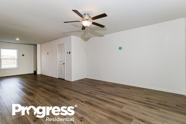 Foto del edificio - 220 Silvercrest Ln