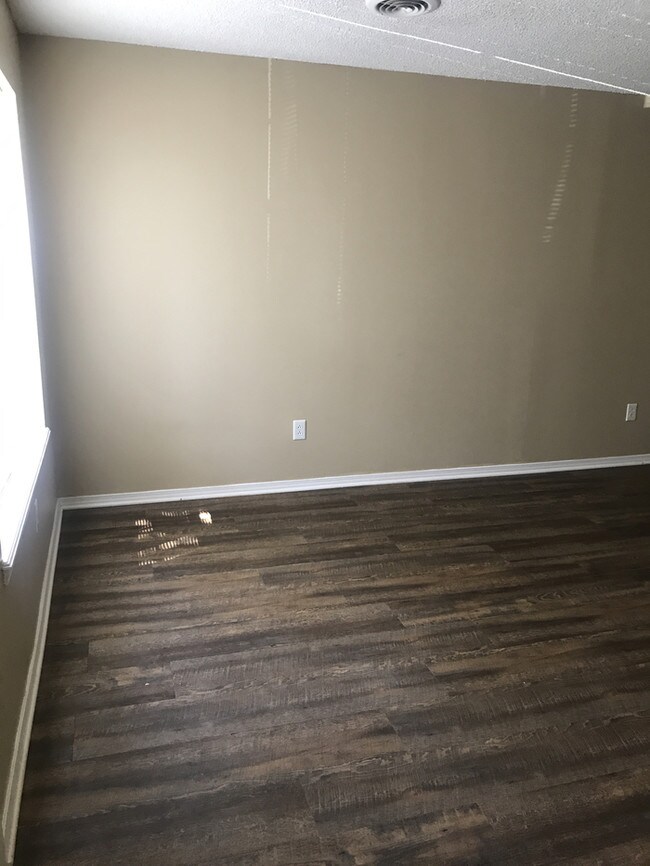 Building Photo - 2BR-1BA duplex
