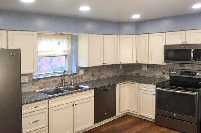 Building Photo - 5722 Ranlyn Ave,