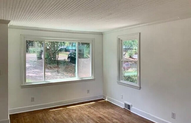 Building Photo - Adorable 3BR Rosewood Rental with Dreamy P...