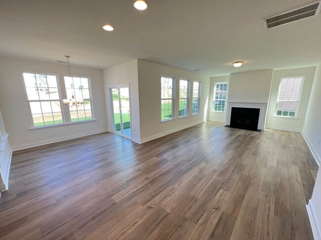 Building Photo - LIKE NEW 4 Bedroom Home w/ Ground Floor Be...