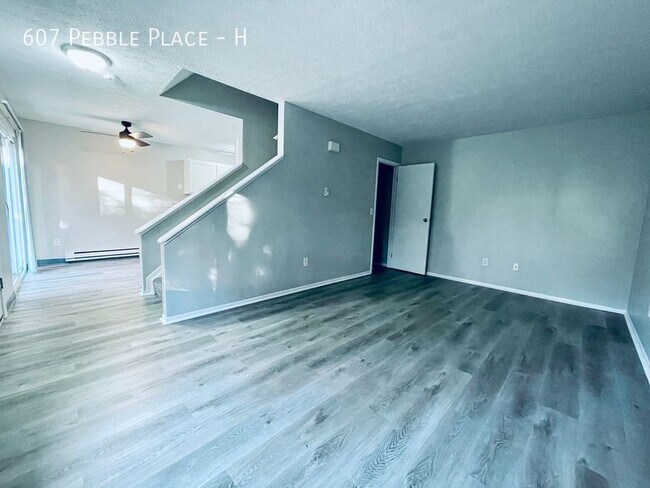 Building Photo - 607 Pebble Pl Dr