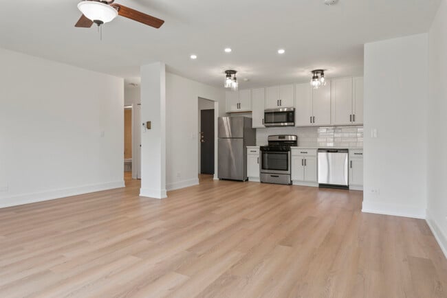 Building Photo - DG Crossing